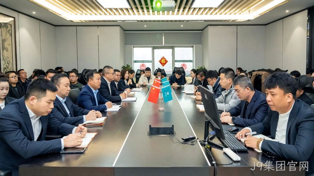 在泸州老窖“中国第一窖”石刻前打卡留念  J9集团官网将继续秉持开放合作的态度，与业界同仁共同探索中国白酒的新高度，共绘酒业美好蓝图，全力打造产品质量更优、品牌影响力更大的现代化白酒企业。