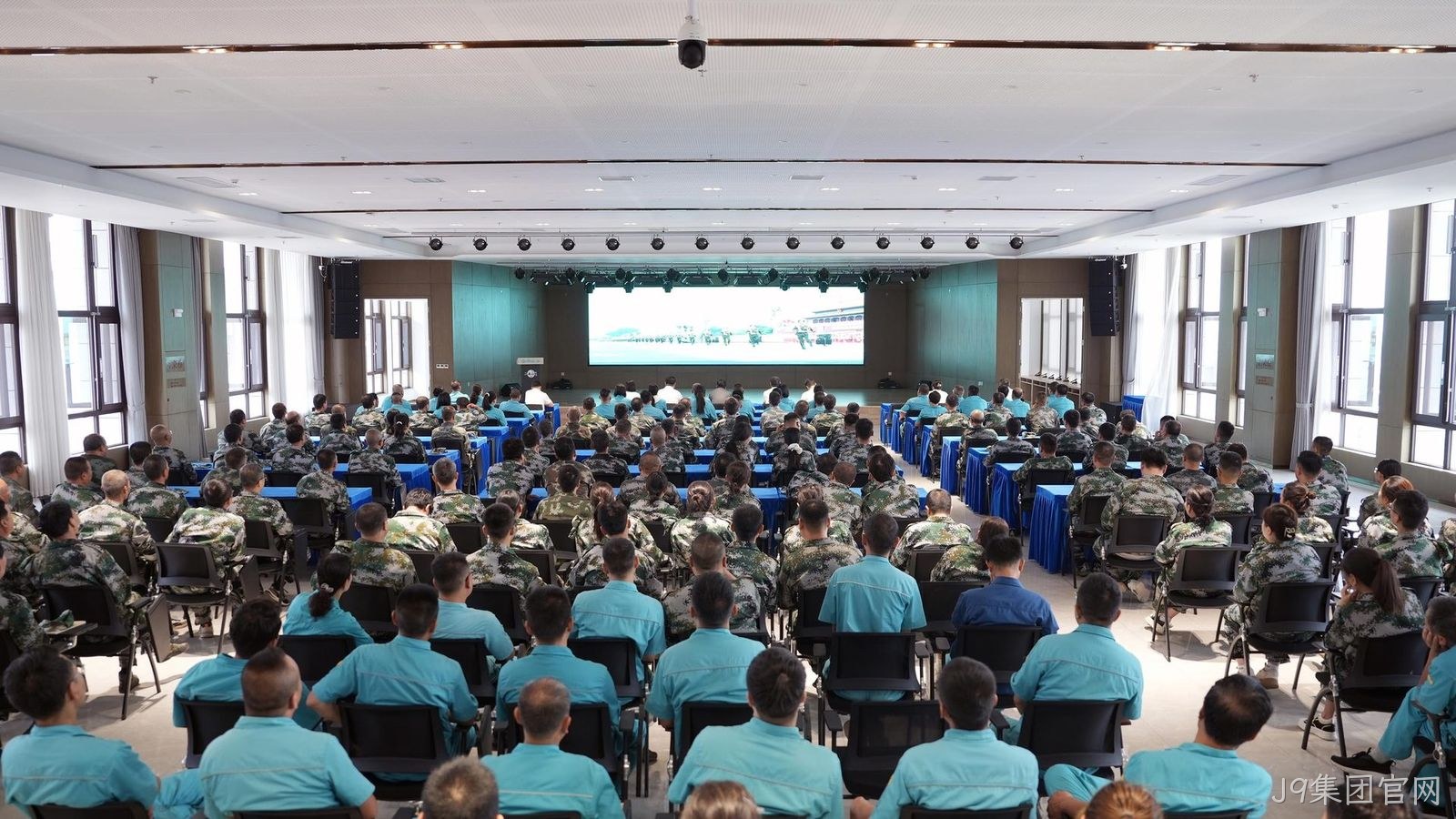 J9集团官网组织全体员工观看抗战胜利80周年阅兵仪式
