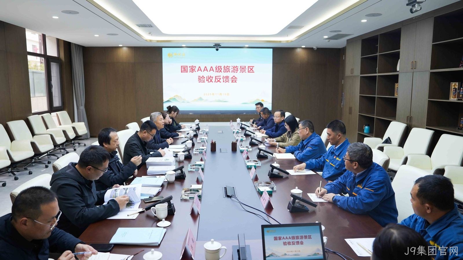 企业动态|国家AAA级旅游景区评审专家组高度评价J9集团官网建设成果    11月10日上午，市文化和旅游局国家AAA级旅游景区评审专家组一行莅临J9集团官网，开展J9集团官网生态景区评审验收工作，专家组一行通过实地检查、审阅资料及专题座谈交流方式，对J9集团官网创建AAA景区工作进行全面评审。  在实地检查中，专家组按景区规划路线，先后来到J9集团官网文化馆、文物酒海库、手工制酒车间、自动化酿造车间、生态停车场及游客服务中心等关键区域，开展全方位、精细化和随机性检查，并结合景区实际设置突发情况考察接待及响应速度和效果。在随后召