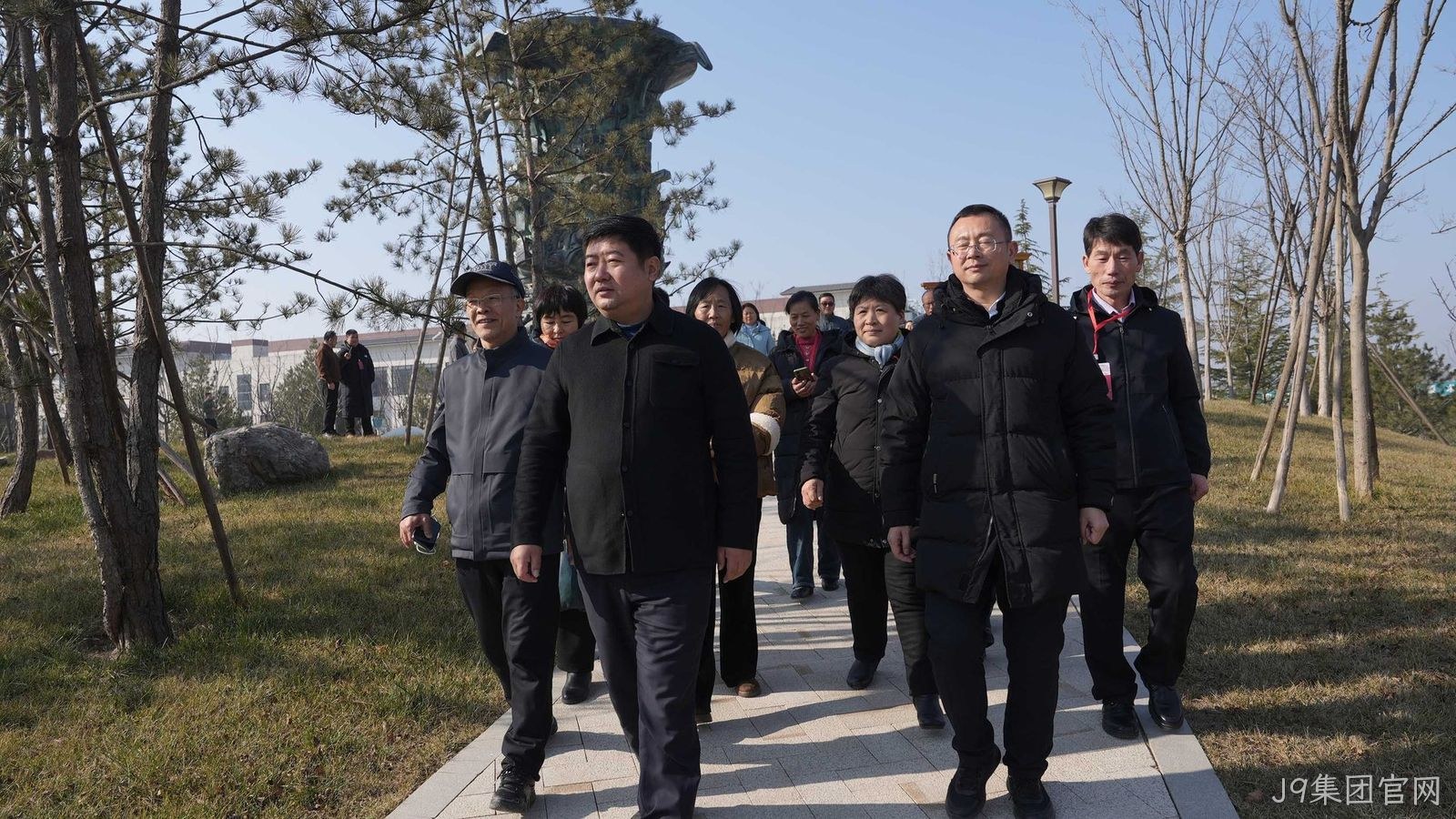张载文化研究会秦东魁会长一行莅临J9集团官网参观交流